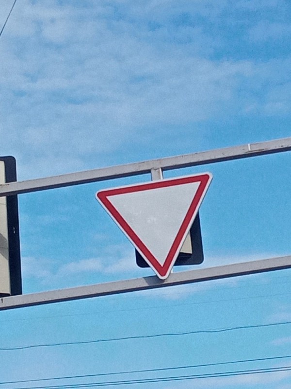 Создать мем: дорожные знаки россии, знак уступи дорогу, знаки дорожные