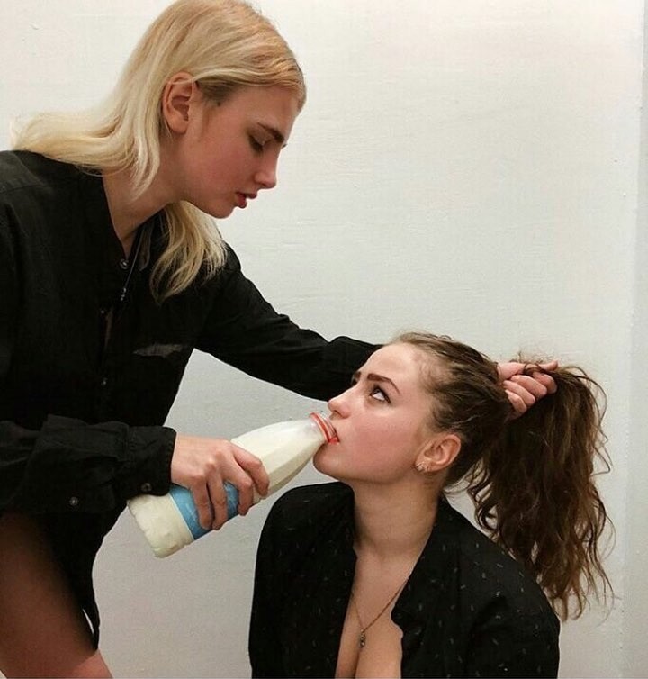 Создать мем: девушка поит девушку молоком, пьет молоко, девушка поит молоком другую