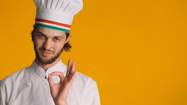 Создать мем: итальянский повар, улыбающийся повар, шеф повар