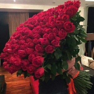 Создать мем: розы 101, большой букет, большой букет цветов дарят девушке