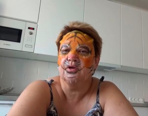 Создать мем: мама отличника тигрица, мама отличника в маске, улиткина слюнка