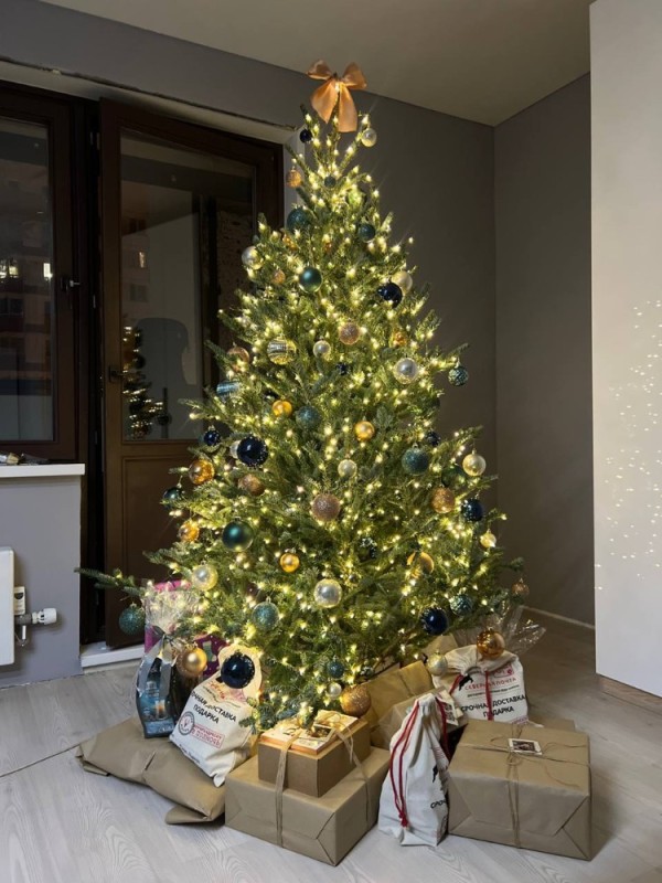 Create meme: Christmas tree, big tree, artificial spruce
