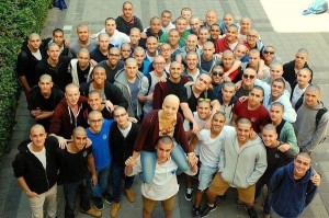 Создать мем: 70 ребят побрили головы , чтобы поддержать одноклассницу, заболевшую раком., лысые одноклассники, мужчина