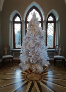 Создать мем: белая новогодняя елка, красивая новогодняя елка, белая елка искусственная украшенная