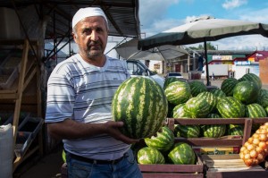 Создать мем: вкусный арбуз, сладкий арбуз, арбузы на рынке