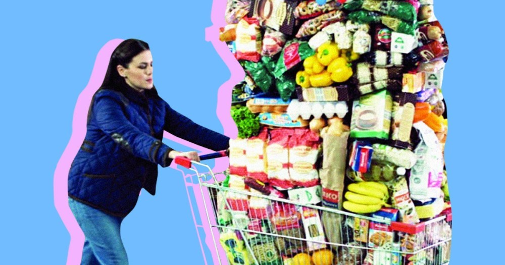 Создать мем: покупка продуктов, продовольственные товары, женщина с продуктами