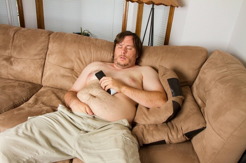 Создать мем: парень на диване, парень лежит на диване, толстый мужчина на диване