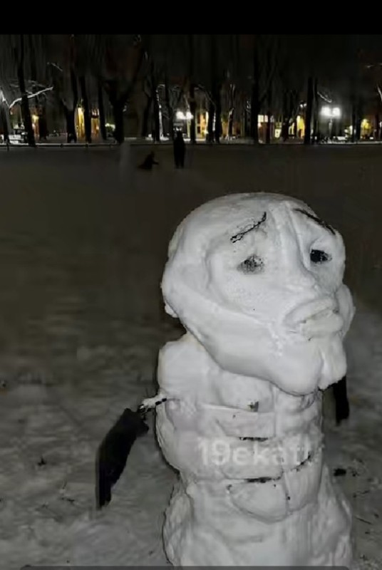 Создать мем: снеговик в москве, снежный городок снеговики, снеговик в жизни