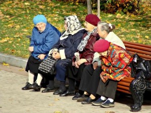 Создать мем: бабушки на лавочке засветились, бабушка, бабушки на скамейке