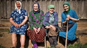 Создать мем: бабушки старушки, бабушка деревня, бабки на лавке