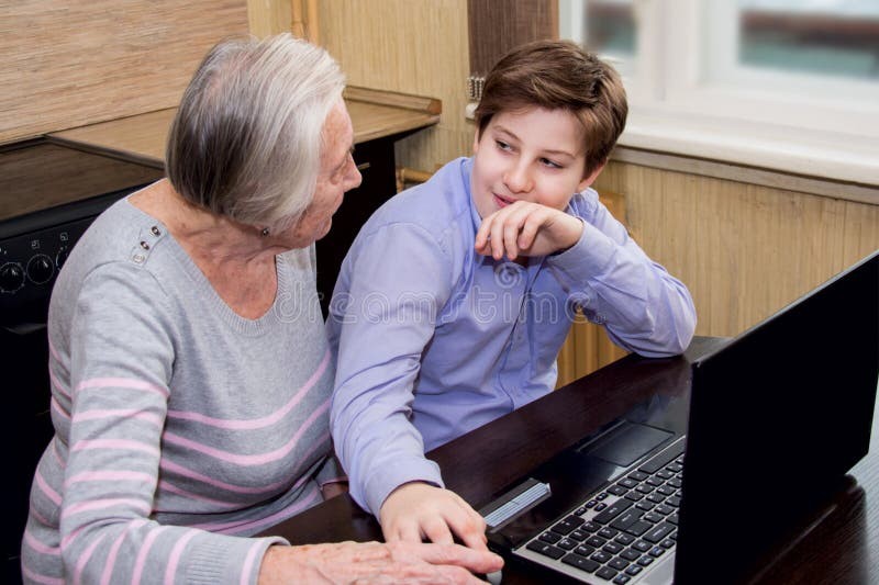 Создать мем: пожилая женщина, компьютер, бабушка и компьютер