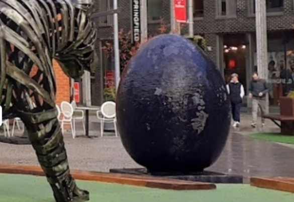 Создать мем: памятник, яйцо, в лондоне охота за пасхальными яйцами