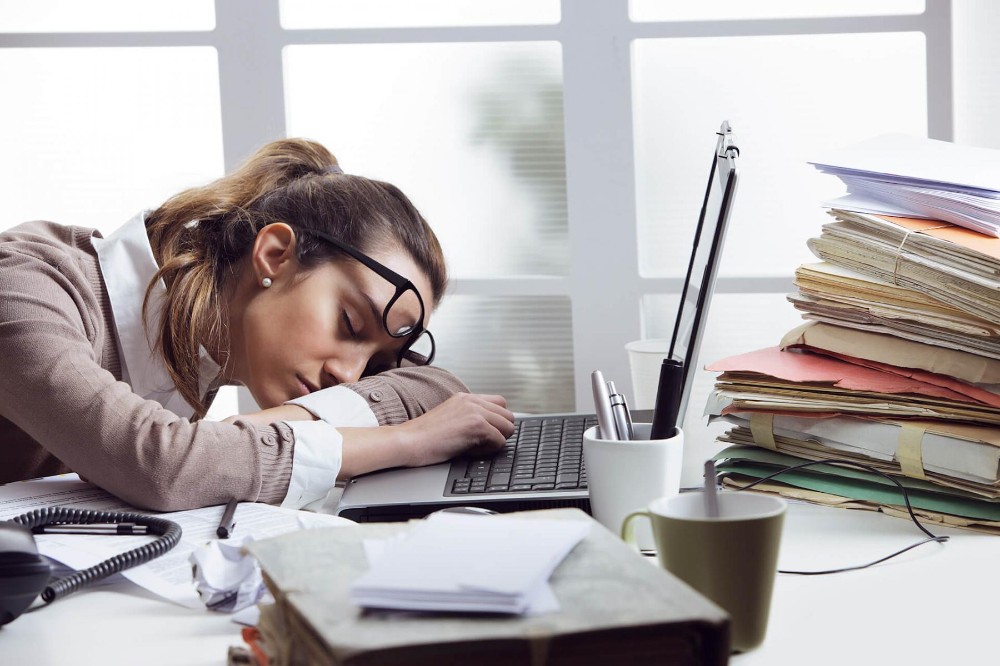 Создать мем: хроническая усталость и сонливость, офисная работа, устал на работе
