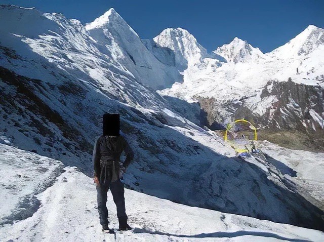 Создать мем: скромник scp 096 в горах, гималаи эверест джомолунгма, мужчина
