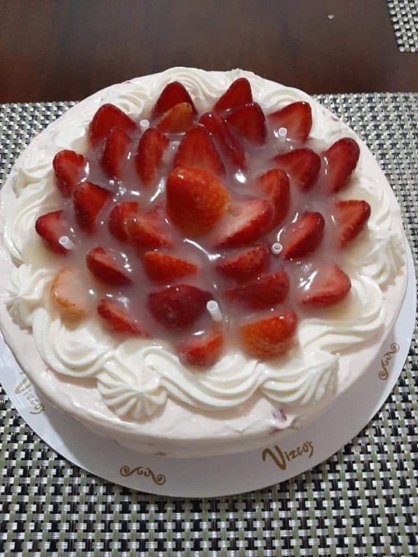 Create meme: strawberry cake, meringue cake, anna pavlova cake