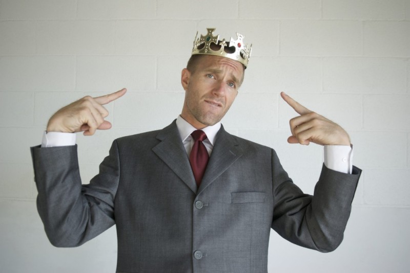 Создать мем: корона на голове, высокомерный мужчина, мужик в короне