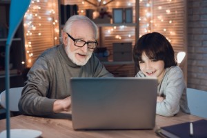 Создать мем: дед, дедушка, дедушка с внуком смотрят в планшет