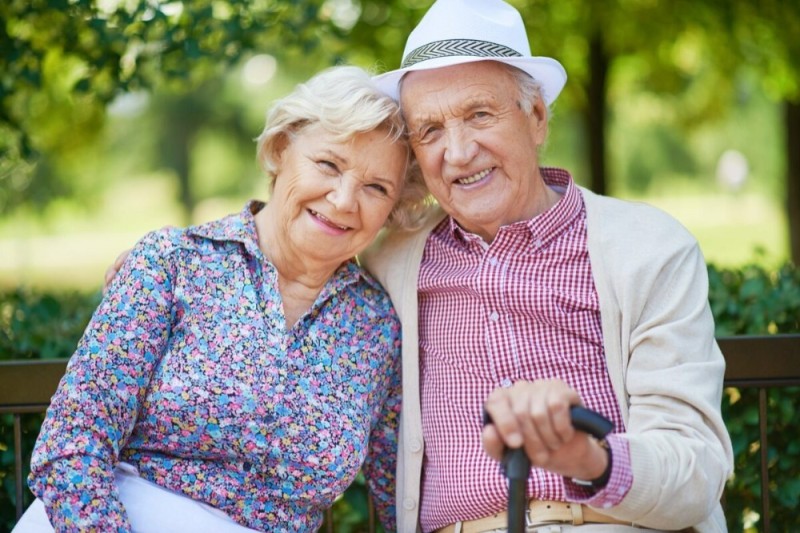 Создать мем: пожилая пара, счастливая пенсия, слуховой аппарат