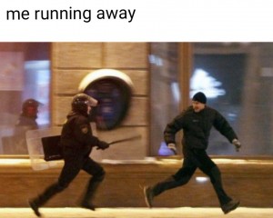 Создать мем: омоновец бежит за человеком, человек, полицейский бежит за человеком