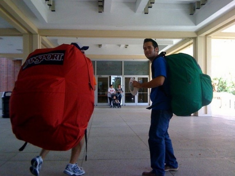 Создать мем: большой рюкзак, мужик с огромным рюкзаком, гигантский рюкзак