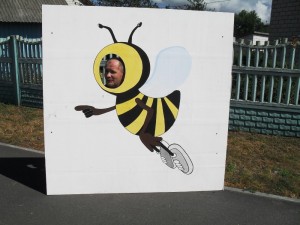 Create meme: cartoon bee, bee, bee illustration