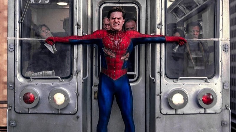 Создать мем: человек паук тоби магуайр, человек паук в метро, человек паук останавливает поезд