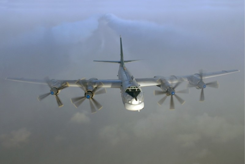 Создать мем: ту-95мс, бомбардировщик ту 95, дальняя авиация рф