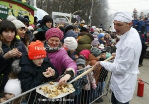 Создать мем: масленица блины с лопаты, блины с лопаты в ставрополе, раздают блины с лопаты