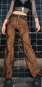 Создать мем: леопардовые брюки, брюки женские фенди леопардовые, леопардовые штаны клеш