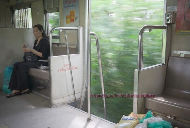 Создать мем: японское метро, поезд эстетика, ноги