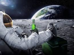 Создать мем: люди в космосе, космонавт, космонавт с пивом на луне