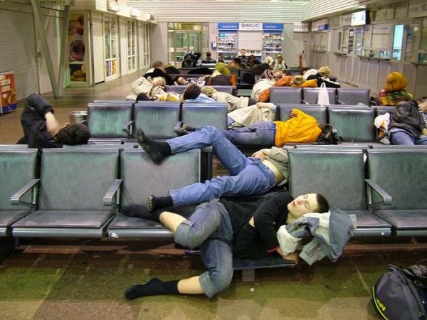 Создать мем: аэропорт толмачево зал ожидания, мигранты в аэропорту, спит в аэропорту