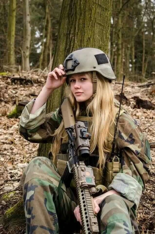 Создать мем: солдиерс герл military, красивые девушки в военной форме, военная форма девушек