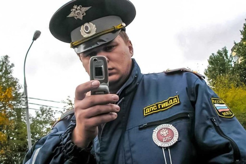 Создать мем: инспектор гибдд, полицейский фотографирует, сотрудник гибдд