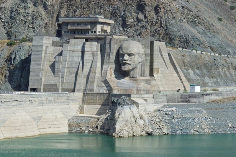 Создать мем: памятник ленину, кировское водохранилище, киргизия гэс ленин