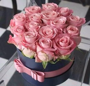 Создать мем: цветы розовые розы, розовые розы букет, розы в коробке