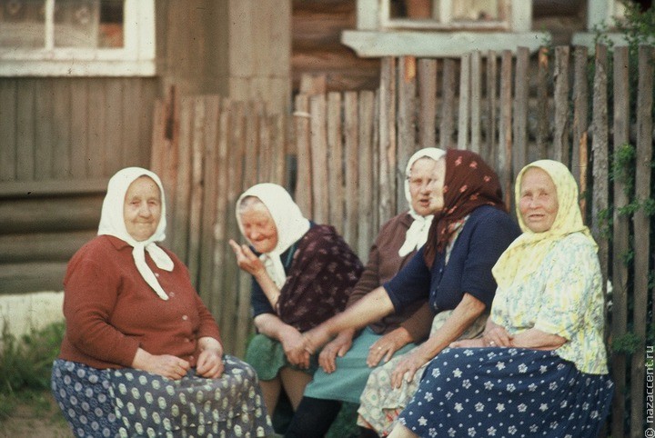 Создать мем: деревенская бабушка, бабушка, старушки на лавочке в деревне
