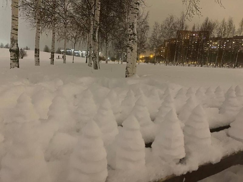 Создать мем: много снега, елка из снега, снеговик