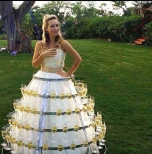 Создать мем: неудачные свадебные платья, свадебное платье прикол, необычные платья на свадьбу