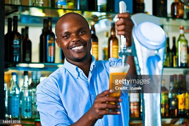 Создать мем: бармен с бутылкой, африканский бармен, американский бармен