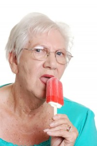 Создать мем: женщина, бабка с мороженым, пожилая женщина