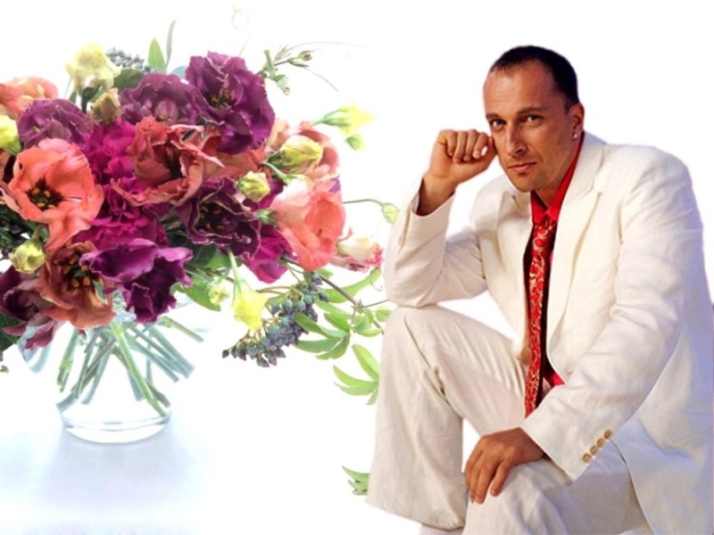 Создать мем: цветы, мужчина с цветами, день рождения