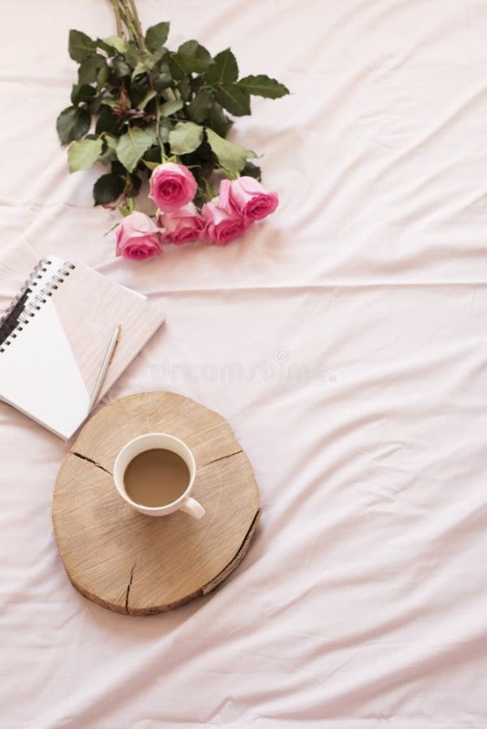 Создать мем: кофе в кровать, кофе с розой, стол очки кофе цветы