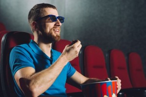 Создать мем: мужчина, человек, трюк с попкорном в кино