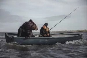 Создать мем: медведь в лодке, медведь-рыболов, медведь рыбачит