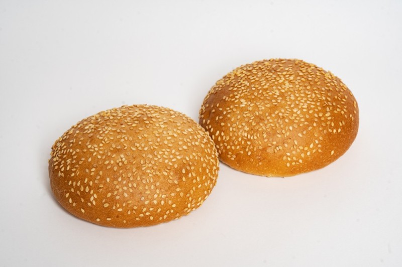 Create meme: sesame bun, schulstad burger bun with sesame seeds 24 pcs * 82 g 1 pc, sesame burger bun lantmannen unibei