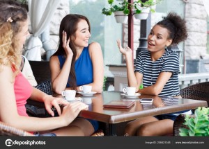 Создать мем: общение в кафе, две подруги сидят в кафе, люди в кафе фото