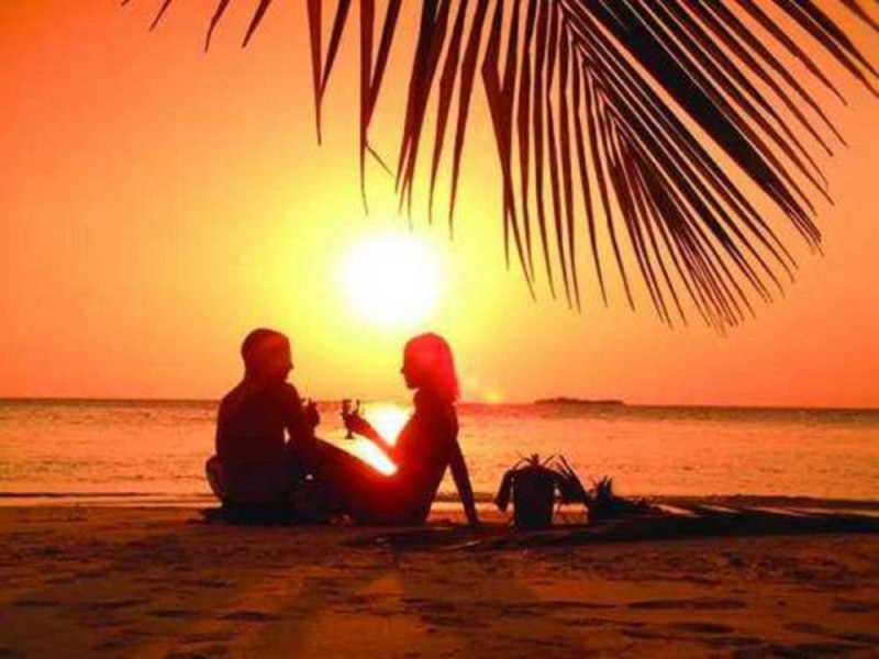 Создать мем: рассвет закат, двое на пляже, любовь под солнцем
