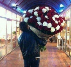 Создать мем: букет 101 роза, огромный букет роз, парень с цветами со спины