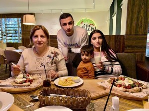 Создать мем: kitchen armenian family, Габриэль Ваханян, армен геворгян